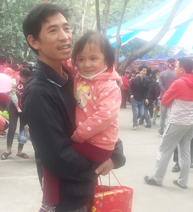 Xúc động phiên chợ 0 đồng mua bằng... tem phiếu