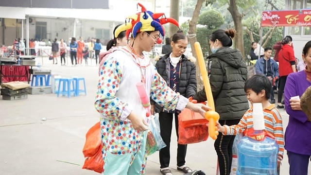 Xúc động phiên chợ 0 đồng mua bằng... tem phiếu