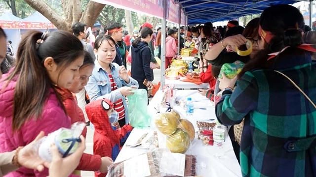 Xúc động phiên chợ 0 đồng mua bằng... tem phiếu