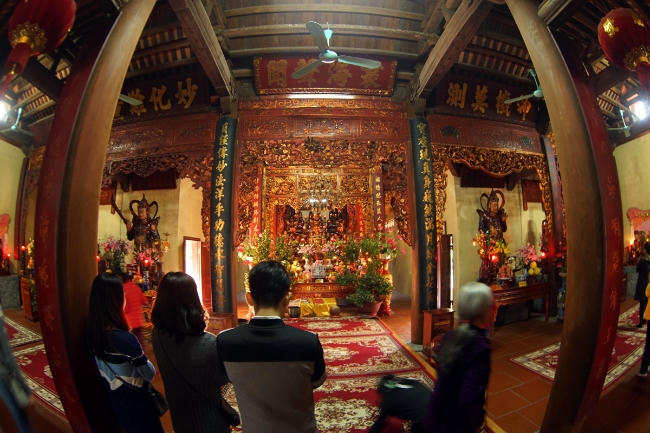 Tết đi chùa lễ Phật, sao lại cầu tiền tài?