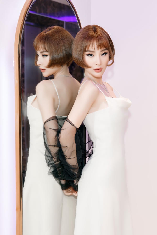 Angela Phương Trinh sinh năm 1995, nổi tiếng từ bé với vai bà mẹ nhí trong phim Mùi ngò gai.