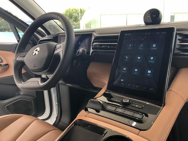 Hết hồn với xe thông minh Trung Quốc nhốt khách cả tiếng đồng hồ - 2