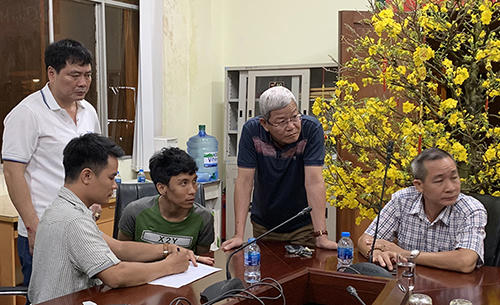 Đại tá Lê Ngọc Phương (áo xanh, thứ 3 từ trái sang) và thượng tá Huấn (áo trắng, đứng) lấy lời khai. Ảnh: Quốc Thắng.