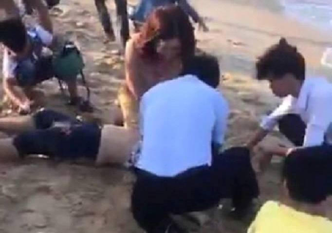 Tắm biển ngày Tết, 4 học sinh thiệt mạng, 2 em khác mất tích