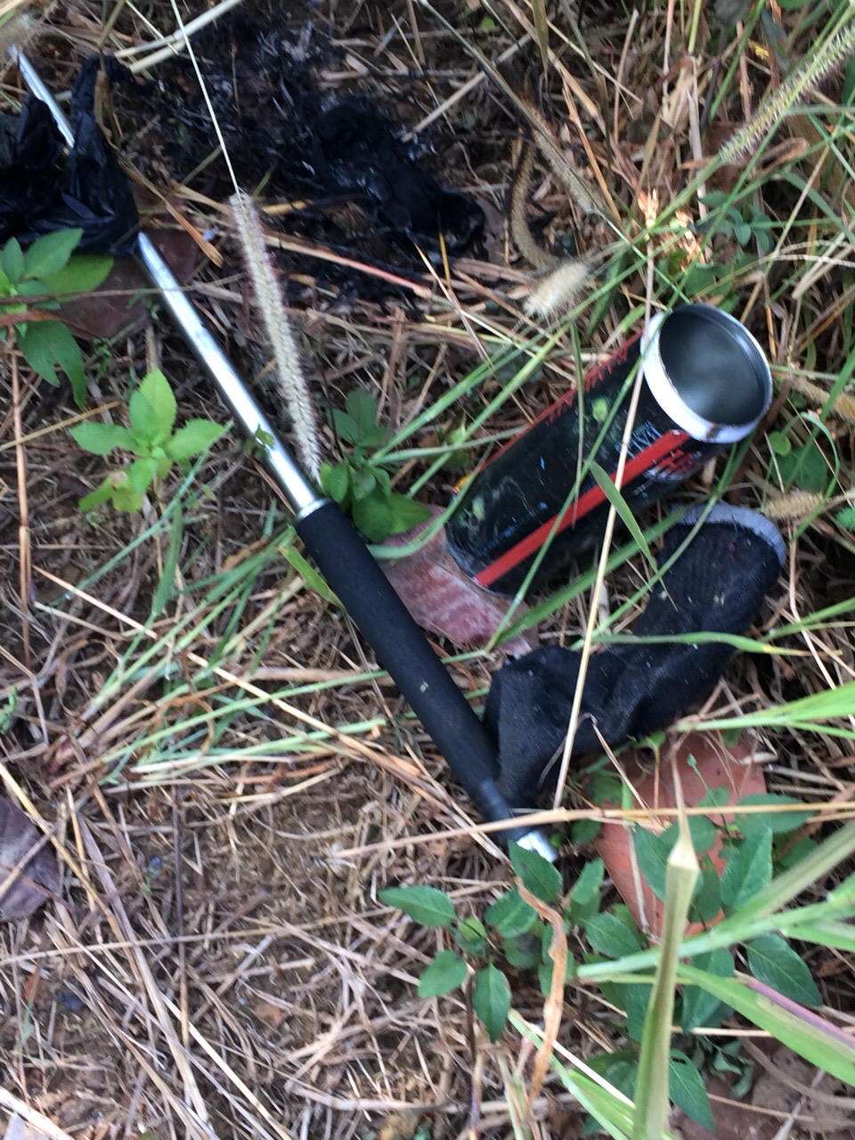 Hình ảnh hiện trường nghi phạm phi tang công cụ cướp 2,2 tỷ của trạm thu phí