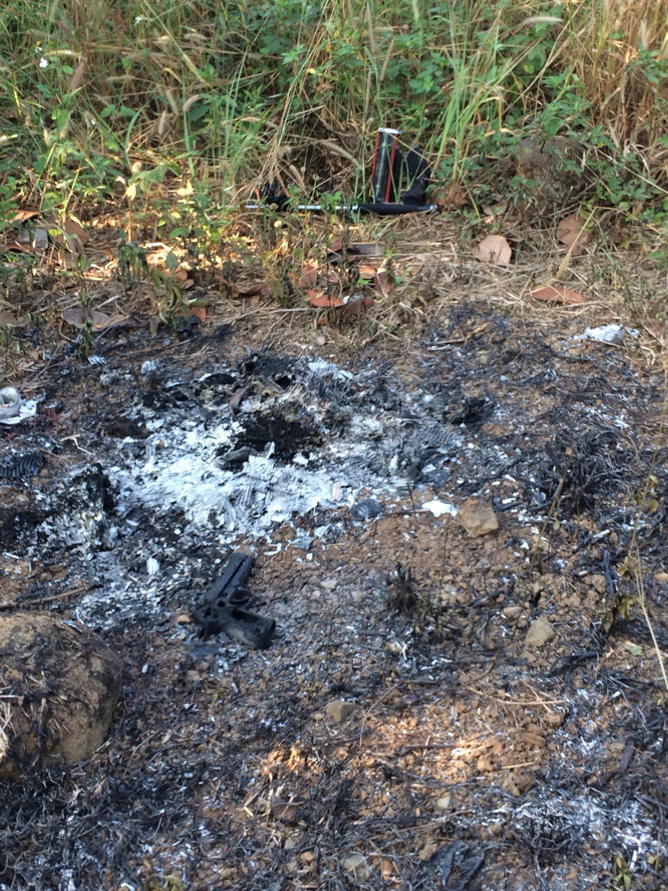 Hình ảnh hiện trường nghi phạm phi tang công cụ cướp 2,2 tỷ của trạm thu phí