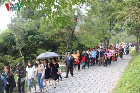 hang ngan nguoi vieng mo dai tuong vo nguyen giap dip tet hinh 1