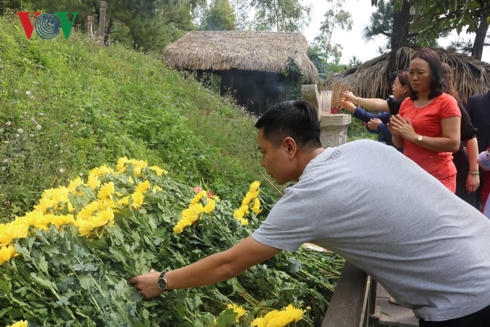 hang ngan nguoi vieng mo dai tuong vo nguyen giap dip tet hinh 2