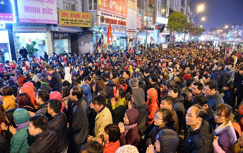 



    
        
            
            
            
        
        
            
            
            
            
            Mỗi dịp đầu năm mới, hàng vạn người dân lại đổ về các ngôi chùa để làm lễ dâng sao giải hạn. Họ đứng tràn ra cả đường phố, thi nhau vái vọng, cầu khấn thần Phật với niềm tin sẽ hóa giải được các vận hạn trong năm.
            
            
        
    












    
        
            
        
        
            
            
            
            Dịch vụ cúng sao giải hạn đầu năm tại một ngôi chùa ở Hà Nội luôn tấp nập người ra vào.
            
        
    



