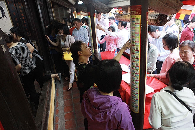 



    
        
            
        
        
            
            
            Rất nhiều người tới chùa để xem sao chiếu mệnh và đăng ký dâng sao giải hạn đầu năm mới.
            
        
    






    
        
            
        
        
            
            
            Lo sợ sao xấu chiếu mệnh, nhiều người đăng ký dâng sao giải hạn, cầu an với nhà chùa.
            
        
    



