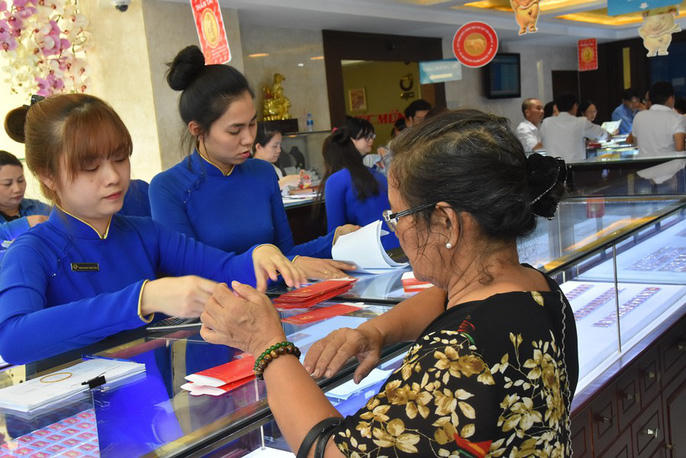 Dân công sở đội nắng, bỏ cả cơm trưa để mua vài chỉ vàng cầu may - Ảnh 9.