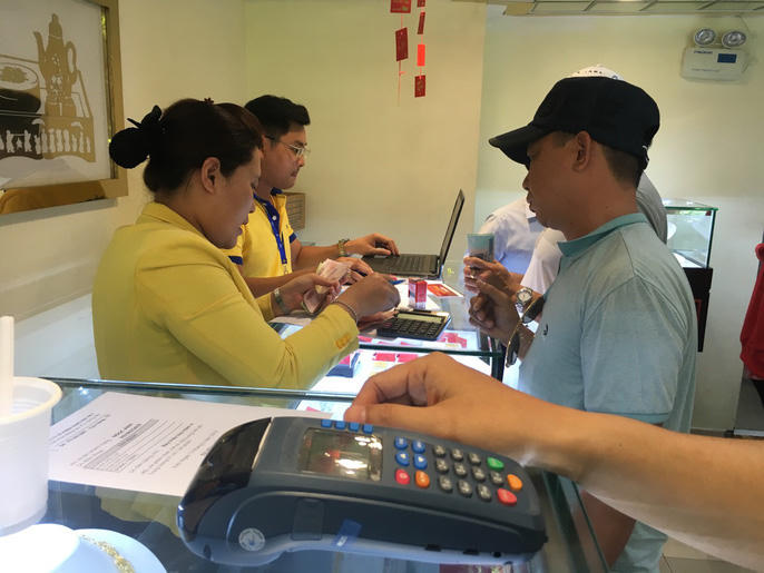 Dân công sở đội nắng, bỏ cả cơm trưa để mua vài chỉ vàng cầu may - Ảnh 4.