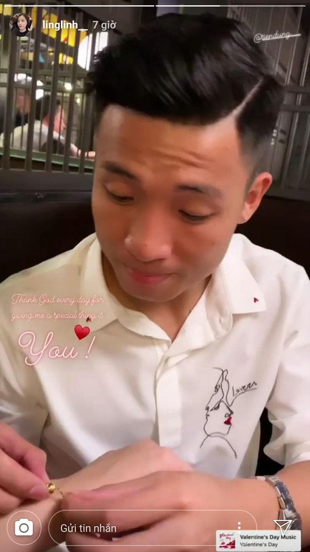 Dàn bạn gái tuyển U23 Việt Nam hào hứng khoe quà được tặng ngày Valentine - 2