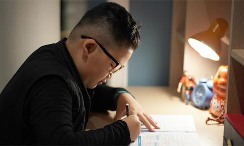 Cậu bé 9 tuổi học ở nhà, trưa 22/2.