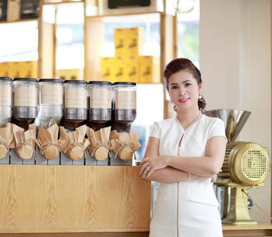 giua bao ly hon nghin ty, vo "vua ca phe" trung nguyen gay an tuong vi dep, mac sang hinh anh 2