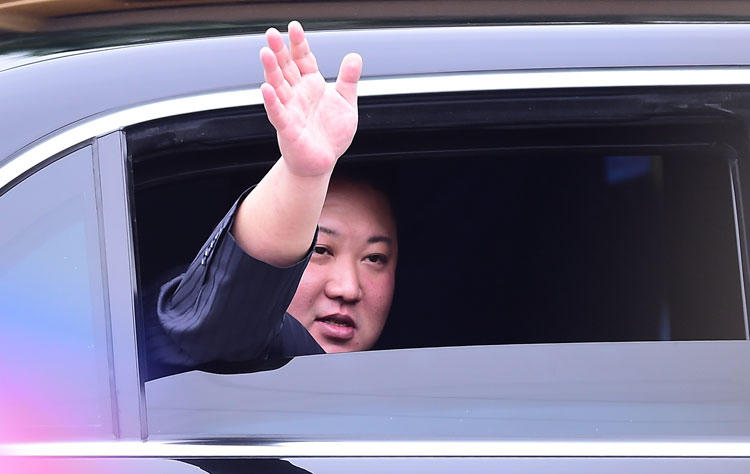 Lãnh đạo Triều Tiên Kim Jong-un trên xe bọc thép. Ảnh: Reuters.