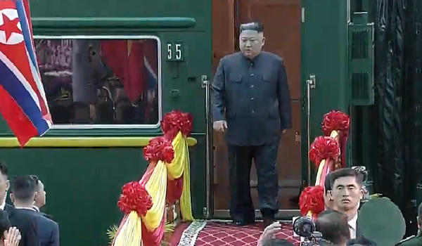 Nhà lãnh đạo Triều Tiên Kim Jong-un lên ô tô về Hà Nội
