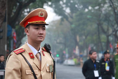 chiến sỹ Cảnh sát giao thông Việt Nam chăm chú làm nhiệm vụ.