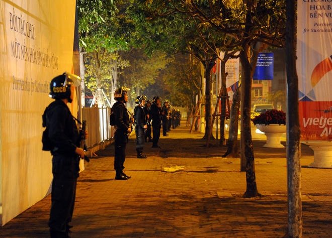 Chiều tối 26/02/2019, nhiệt độ ngoài trời tại Thủ đô Hà Nội giảm khá nhanh, với nền nhiệt về đêm và tối chỉ khoảng 14 độ C, tuy nhiên, các cán bộ, chiến sỹ Công an vẫn thực hiện nhiệm vụ chốt trực 24/24 tại tất cả các vị trí trọng yếu.