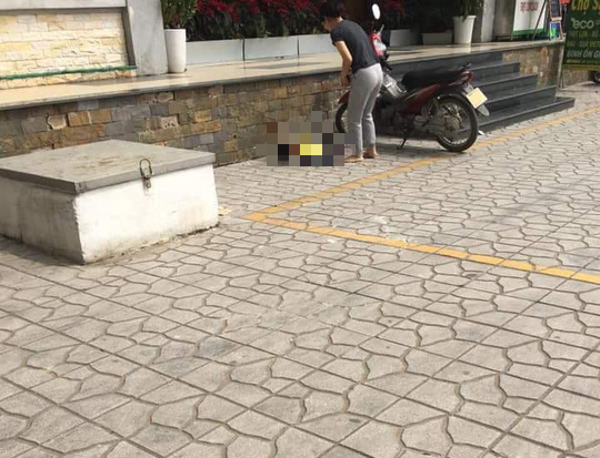 Bé trai rơi từ ban công tầng cao tòa nhà tử vong thương tâm - Ảnh 1.