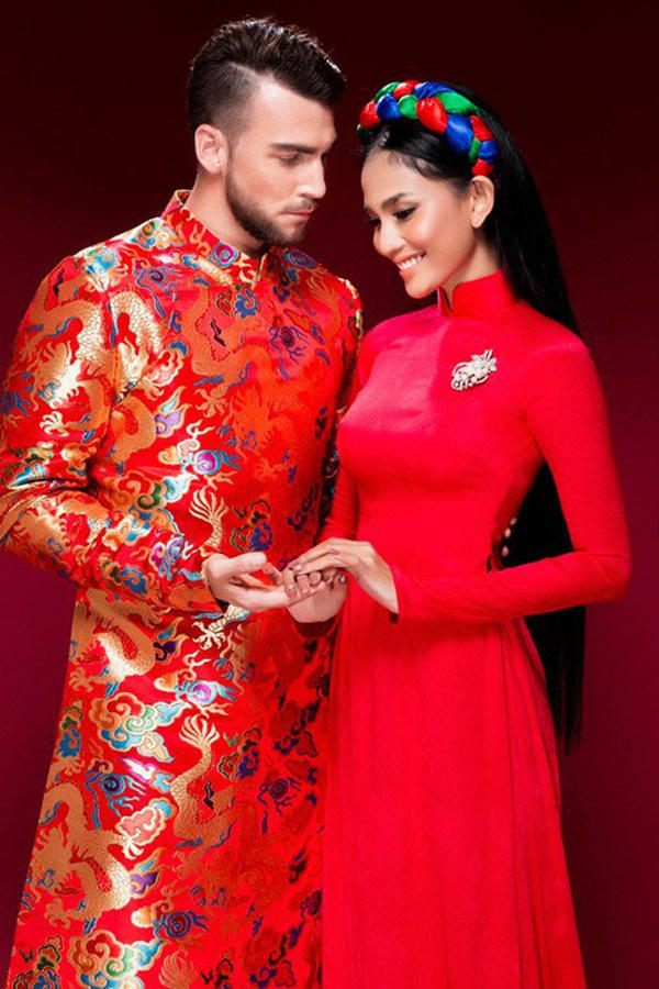 Cầu thủ đẹp trai từng đóng MV với Hà Hồ bị tố quấy rối tình dục