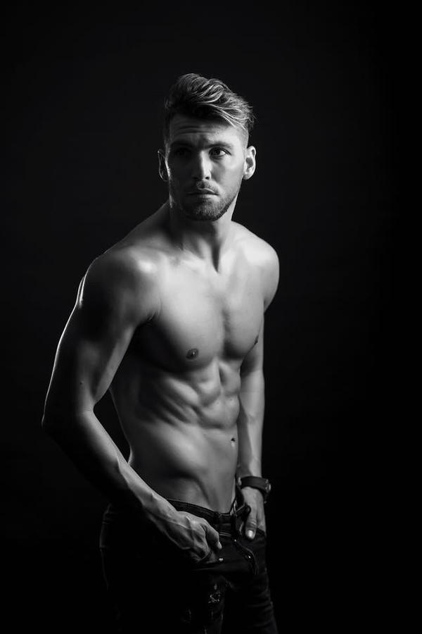 Cầu thủ đẹp trai từng đóng MV với Hà Hồ bị tố quấy rối tình dục