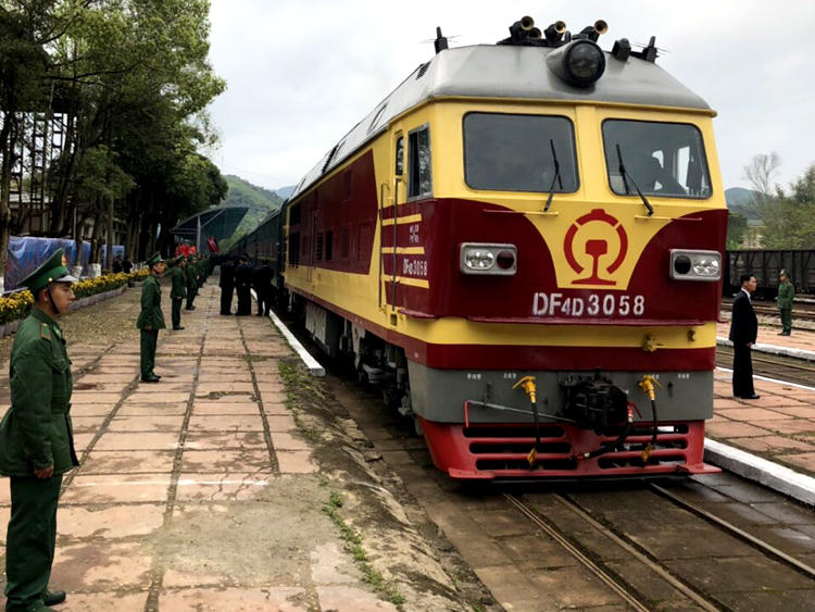 Đầu máy tàu của Trung Quốc đỗ tại ga Đồng Đăng. Ảnh: Anh Duy.