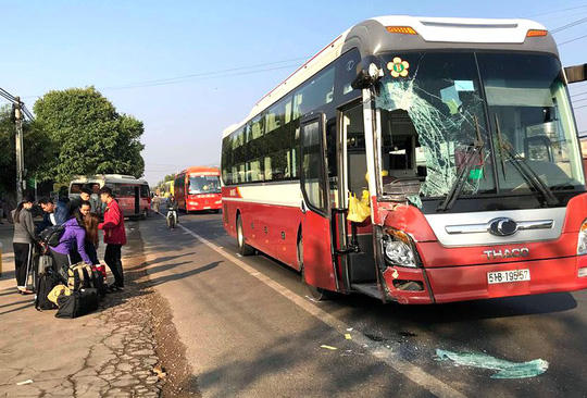 Hai xe khách tông nhau, 50 hành khách hoảng loạn la hét - Ảnh 1.
