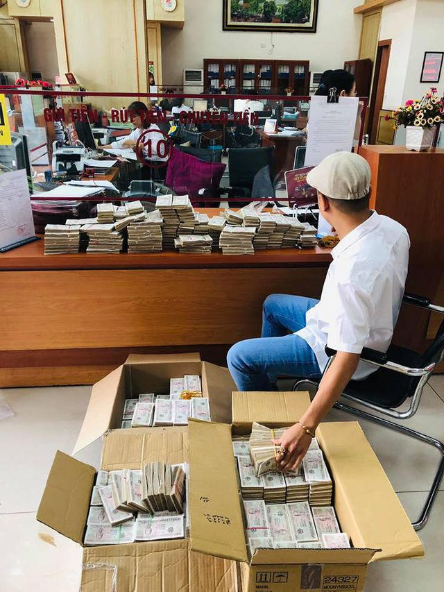 Mang 100.000 tờ tiền lẻ xếp kín 3 thùng đi gửi tiết kiệm có phải chơi ngông? - 3