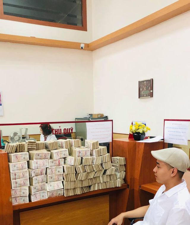 Mang 100.000 tờ tiền lẻ xếp kín 3 thùng đi gửi tiết kiệm có phải chơi ngông? - 4