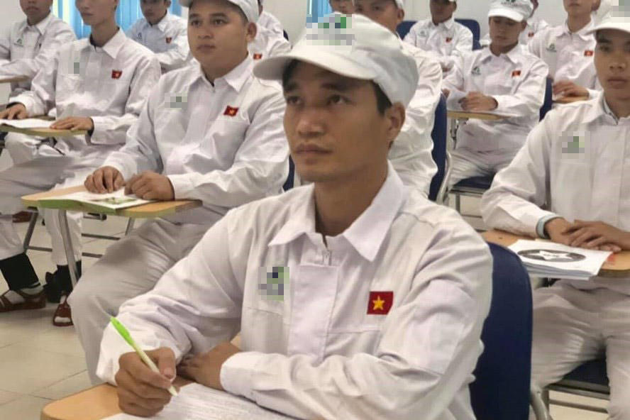 "ca si le roi" bat ngo di lam cong nhan sau thoi gian "o an" hinh anh 1