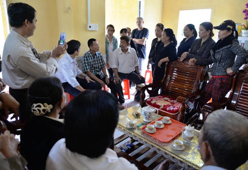 Rất đông người đến nhà bác sĩ Thái để chứng kiến anh Đông (áo caro đen trắng) gặp lại người thân sau 26 năm. Ảnh: Phương Linh.