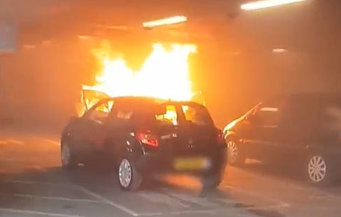 Chiếc xe củaEmily Smith bốc cháy chỉ vài giây sau khi khởi động xe. Ảnh: The Sun.