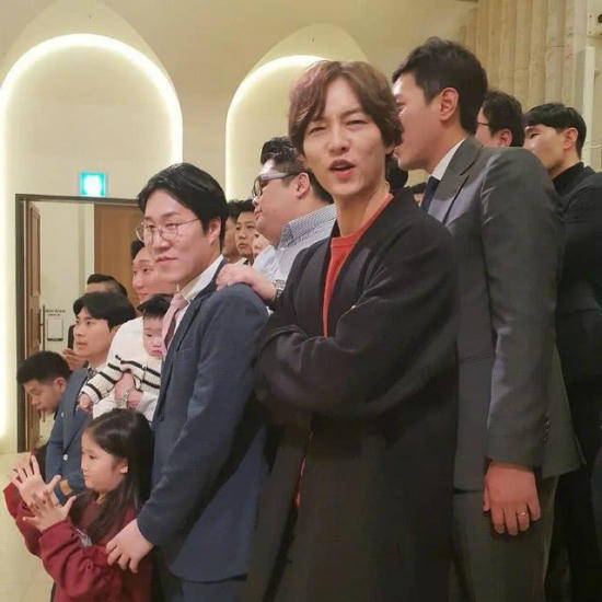 Nam diễn viên ăn mặc đơn giản, kiểu tóc thiếu chải chuốt kỹ lưỡng so với thói quen trước đó. Tờ QQ nhận xét, Song Joong Ki trông gầy hơn trước, gò má nhô cao.