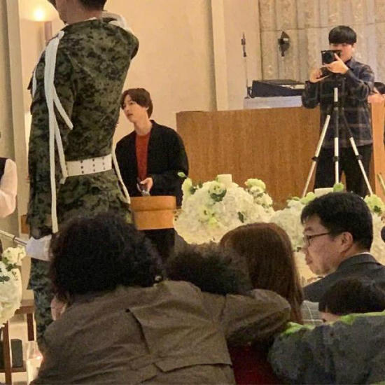 Song Joong Ki dự đám cưới với vai trò người dẫn chương trình.