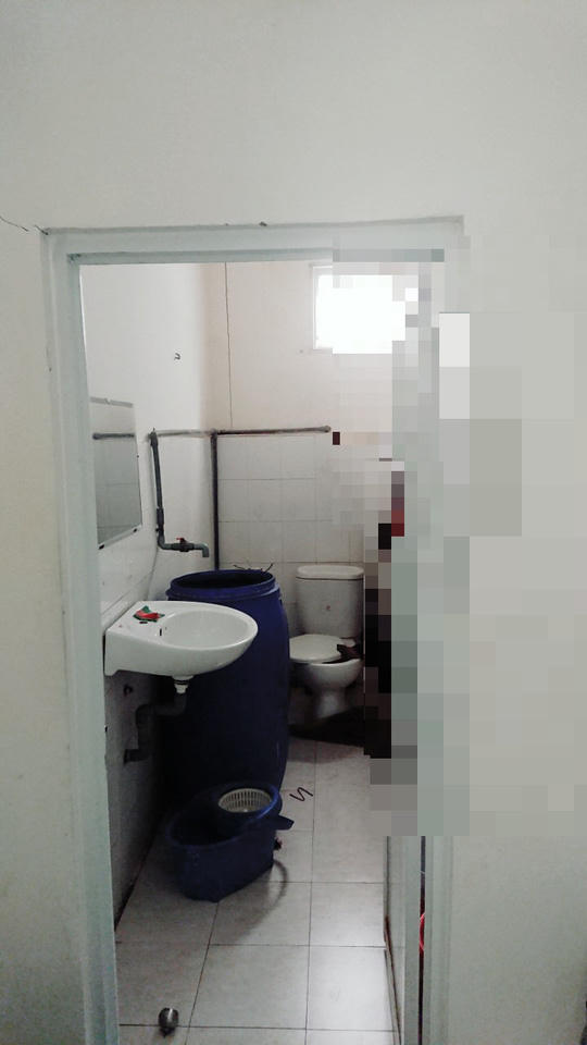 Tá hỏa phát hiện người đàn ông treo cổ tự tử trong nhà vệ sinh bưu biện - Ảnh 1.