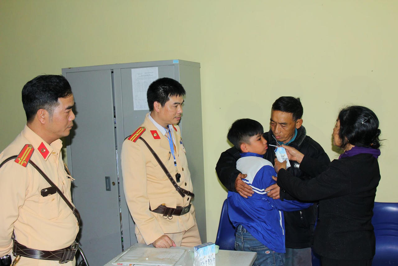 Tìm gia đình cho bé trai mệt mỏi đi lạc trong đêm