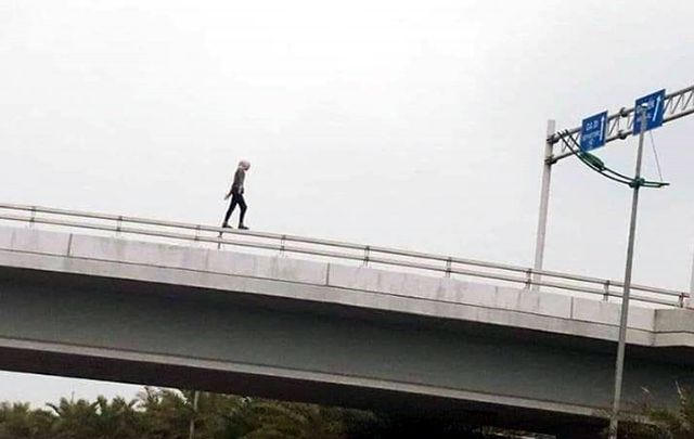 Cô gái ngoại quốc lõa thể, rơi từ cầu vượt gần sân bay Nội Bài xuống đường - 1