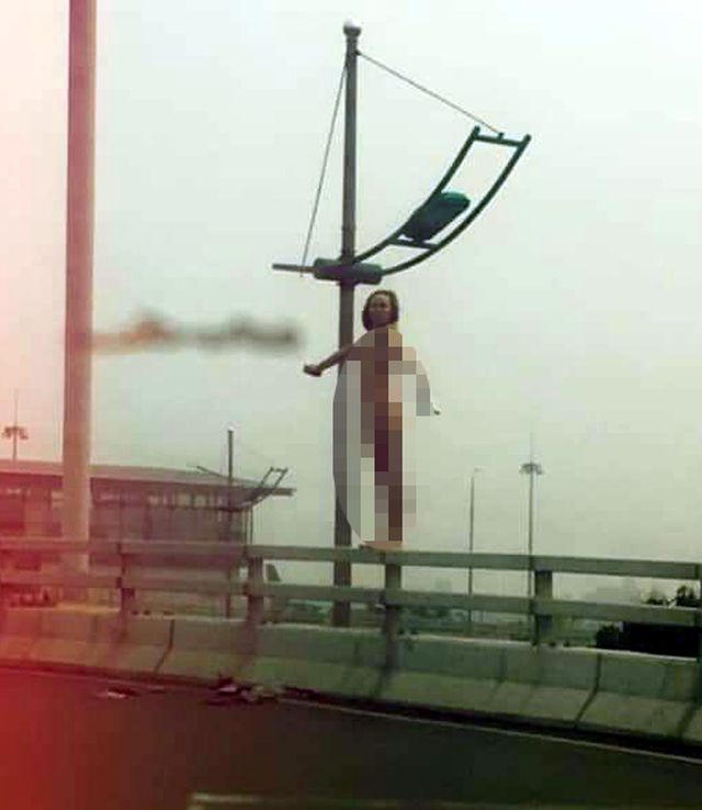 Cô gái ngoại quốc lõa thể, rơi từ cầu vượt gần sân bay Nội Bài xuống đường - 2