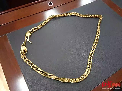 Sợi dây chuyền của cô Yang. Ảnh: Sina.