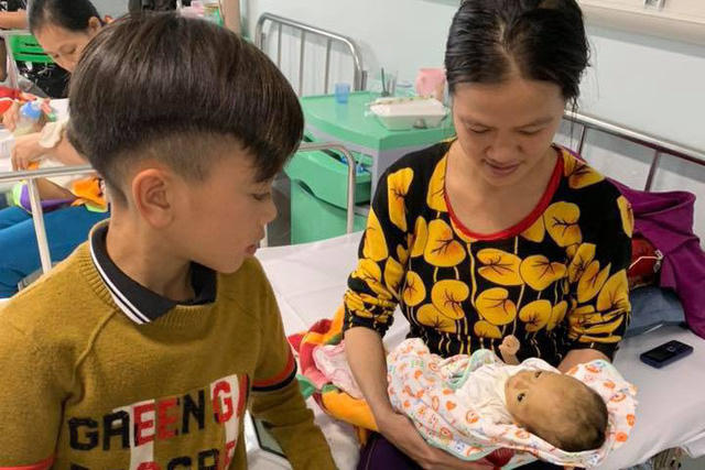 Em trai của Chiến - bé Vì Văn Lực (2 tháng tuổi) phải nằm viện vì bệnh gan chuyển hoá. Gia đình em rất khó khăn