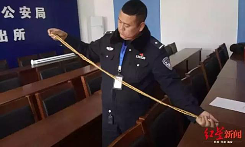 Người phụ nữ gặp họa vì đeo dây chuyền vàng dài hơn mét - 1