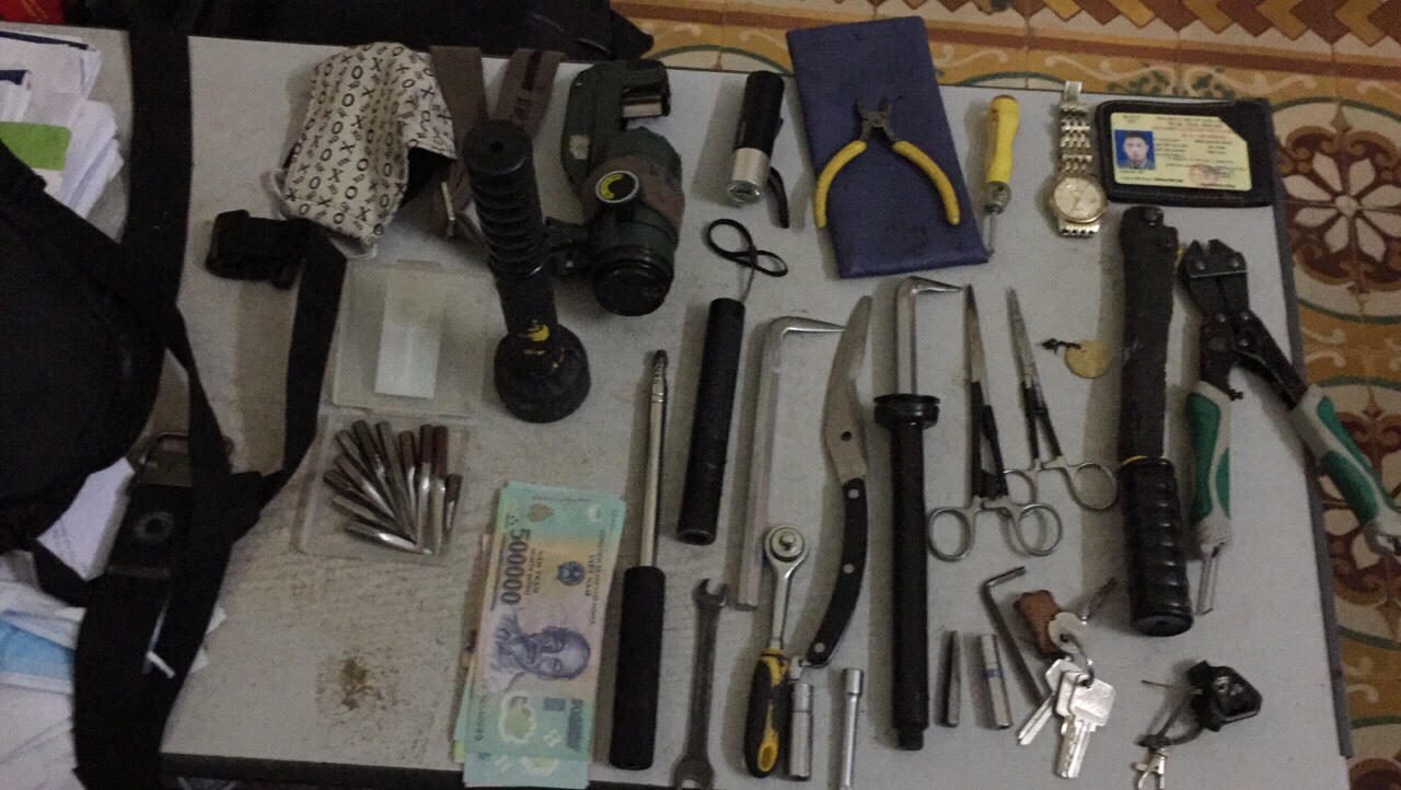 Thuê taxi mang cả 'kho' công cụ đến nhà nghỉ trộm liền lúc 3 xe máy