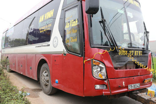 Xe ôtô khách do Phú lái gây tai nạn.