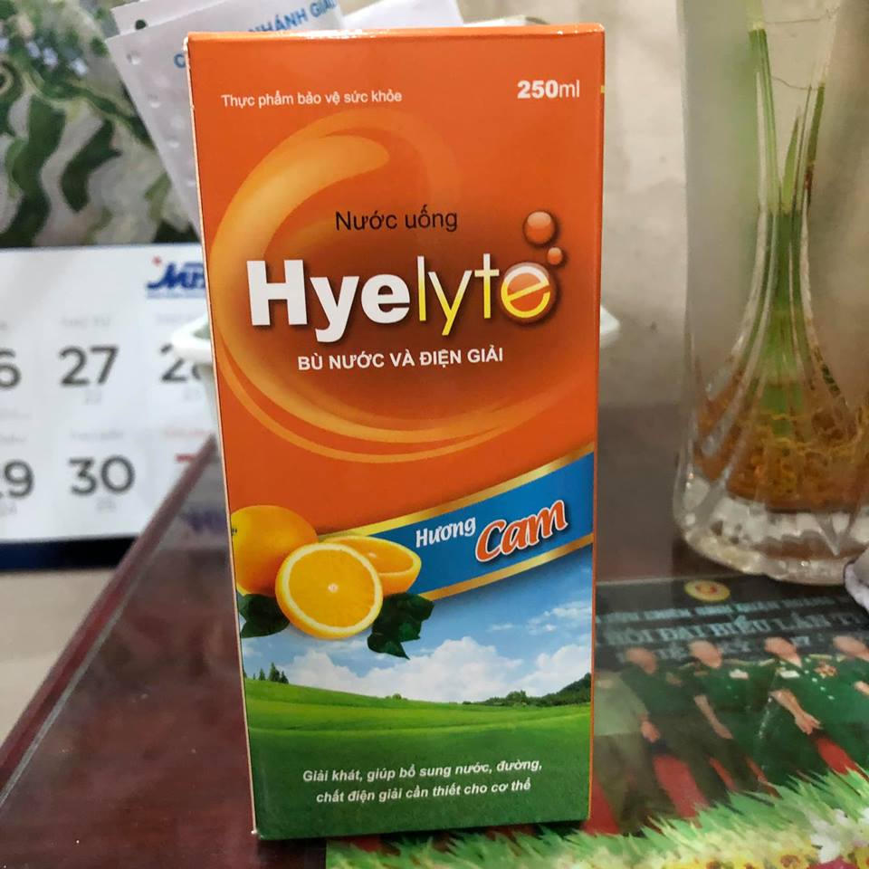 Bé trai 18 tháng nguy kịch do uống Oresol đóng chai