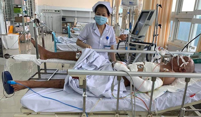 Bệnh nhân đang được chăm sóc hậu phẫu. Ảnh: Phước Tuấn.