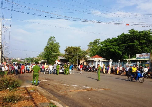 Cảnh sát khám nghiệm hiện trường nơi thi thể bà Liên được phát hiện. Ảnh: Văn Trăm.