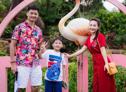 Bảo Thanh bên chồng, con trai.