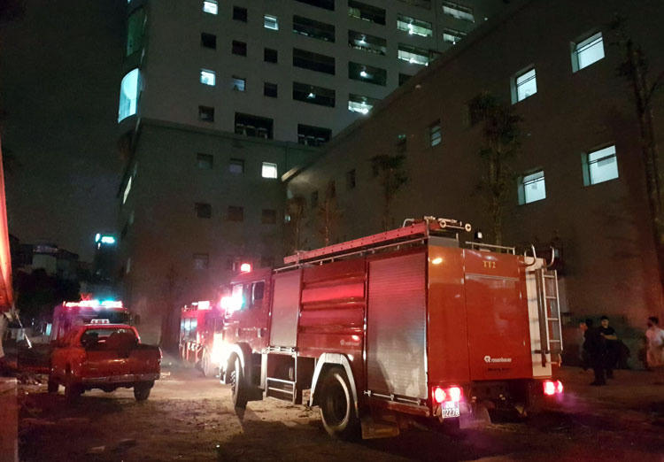 5 xe cứu hoả cùng hàng chục cảnh sát chữa cháy tới hiện trường. Ảnh: Võ Hải