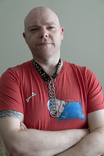 Anh sắm cho mình những trang phục chó giá trị cả nghìn bảng, cả xích chó.Ảnh: Metro.